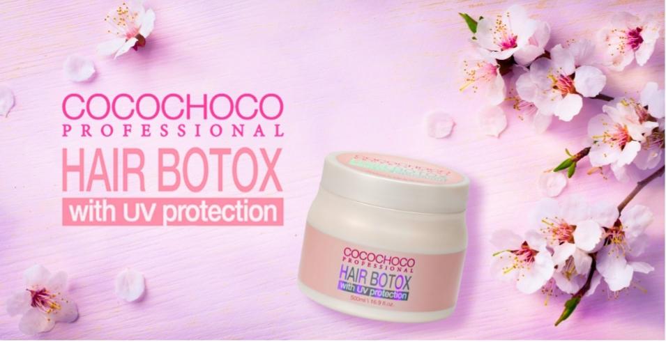 COCOCHOCO Professional Hair Botox iepakojums uz rozā ziedu fona
