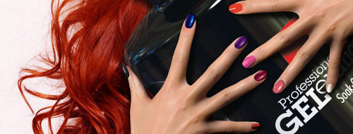 Gelish reklāmas attēls ar košās krāsās lakotiem nagiem